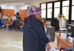 Cami önünde dilenirken yakalandı: 2 saatte bin 554 lira toplamış