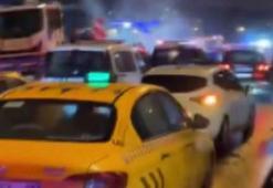 Üsküdar'da denetimden kaçan çakarlı otomobil polis araçlarına çarparak durduruldu