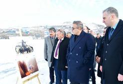 Buz tutan Çıldır Gölü üzerinde fotoğraf sergisi