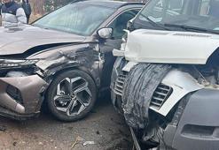 Okul servisi minibüsü ile cip çarpıştı: 4 yaralı