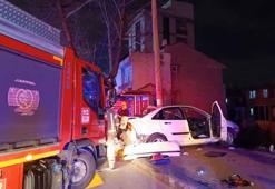 Bursa'da otomobil elektrik direğine çarptı: 1 ölü, 3 yaralı