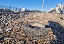 Yük treni, hemzemin geçitte otomobile çarptı; 1 ölü, 1 yaralı