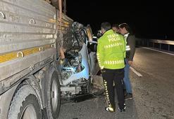 Kamyonet, çarptığı TIR’ın dorsesinde 100 metre sürüklendi; 1 ölü, 1 yaralı