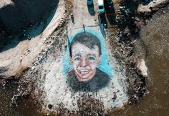 Ressam Abdullayev, DMD hastası Yakup'a destek için portresini Meriç kıyısına çizdi