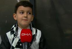 Beşiktaşlı minik taraftar Ali Çıldan, vapurdaki coşkulu tezahüratlarını bu kez locada yaptı