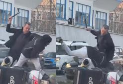 Eyüpsultan'da otomobil sürücüsü kendisine saldıran kuryeyi copla darbetti