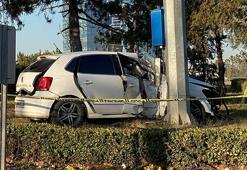 Ankara'da aydınlatma direğine çarpan otomobilin sürücüsü öldü