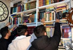 Saat atölyesini kütüphaneye dönüştürdü