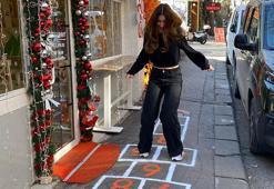 Kaldırıma seksek oyunu çizdi, renkli görüntüler oluştu