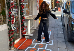 Kaldırıma seksek oyunu çizdi, renkli görüntüler oluştu