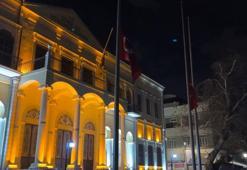 Milli yas nedeniyle bayraklar yarıya indirildi