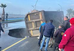 Balıkesir'de yol çöktü, hafriyat kamyonu devrildi