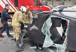 Kağıthane'de aydınlatma direğine çarpan otomobil devrildi: Öksürürken çarptım