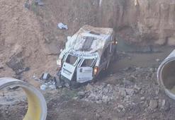 Tuzla’da servis minibüsü 20 metre yüksekten dere yatağına düştü: 1 ölü, 14 yaralı