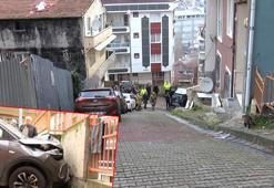 Kağıthane’de yokuştan kayan otomobil istinat duvarına çarptı