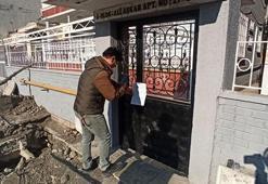 İskenderun'da kazı çalışması sırasında temeli hasar gören bina boşaltıldı