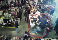 Kadıköy'de bit pazarında bıçaklanan İtalyan şefin oğlu ağır yaralandı