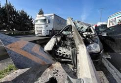 TEM’de, yol ayrımında otomobil bariyere çarptı: 1’i ağır, 4 yaralı