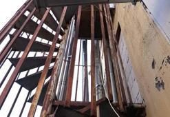 Bakırköy'de yangın merdiveninin girişi tuğlalarla örüldü
