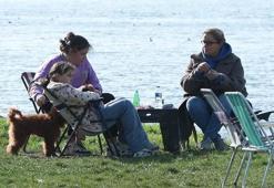 İstanbul'da güneşli havayı fırsat bilenler sahilleri doldurdu