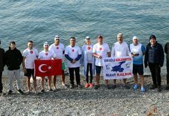 Van Gölü'ne dikkat çekmek için buz gibi suda kulaç attılar