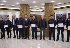 'Helallik' isteyip yanan petrol kuyusunun vanasını kapatan itfaiyeci ve arkadaşlarına başarı belgesi