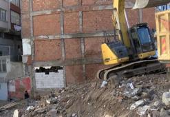 Bahçelievler'de yıkılan binanın bitişiğindeki apartmanın bodrum katı duvarsız kaldı