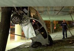 Bakırköy'de, alkollü sürücünün kullandığı otomobil viyadükten düşüp, ağaçta asılı kaldı