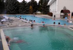 Soğuk havada 40 derecelik termal havuzda kış tatili