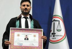 Mübaşir olarak çalıştığı adliyede, öğrenimini tamamlayıp avukat oldu