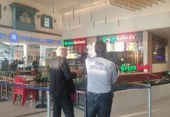 AVM'de yemek yiyen vatandaşın üstüne asma tavan parçası düştü