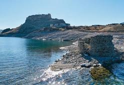 Ada görünümlü 2 bin 800 yıllık Pertek Kalesi’nin nizamiyesi, sular çekilince ortaya çıktı