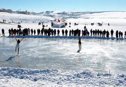 Milli sporculardan yüzeyi buz tutan Çıldır Gölü'nde performans