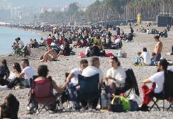 Antalya'da tatilin son gününde sahilde yoğunluk