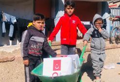 Türk Kızılay'ın gönderdiği yardım kolileri ve konserveler Gazze’de dağıtılıyor