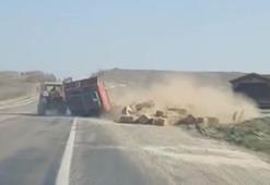 Fazla saman balyası yüklenen traktörün römorku devrildi; o anlar kamerada