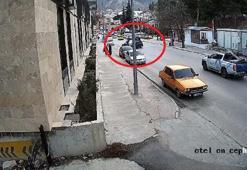 Motosiklet, sürücüsünün 'U' dönüşü yaptığı otomobile çarptı: 1’i ağır, 2 yaralı