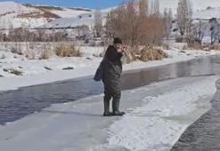 Kısmen donan nehirde buz kütlesini 'sal' gibi kullandı