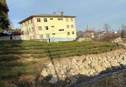 Rize'de bahçede ve beton zemininde çökmeler oluşan okulda eğitime ara