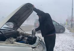 Ardahan buz kesti; donan akülere sıcak su döküp, araçlarını çalıştırdılar