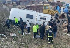 TIR’ın çarptığı işçi servis otobüsü şarampole devrildi; 1’i ağır, 9 yaralı