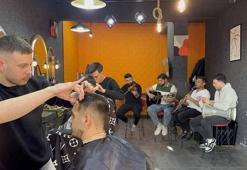Müşterilerini keman, gitar, klarnet ve darbuka eşliğinde tıraş ediyor