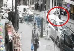 Avcılar'da yolun karşısına geçmeye çalışan kadına otomobil çarptı; kaza kamerada
