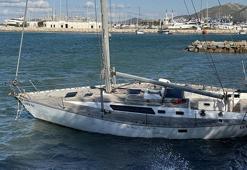 Bodrum'da fırtına; yelkenli tekne karaya oturdu, feribot seferleri iptal