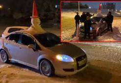 Otomobilinin tavanına yaptığı 'kardan adam' ile şehir turu attı