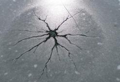 Baraj gölünün buz tutan yüzeyinde ilginç şekiller