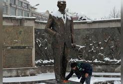 Atatürk Anıtı'nın üzerindeki karları temizledi
