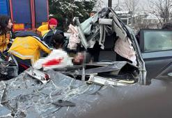 Otomobil, TIR'a çarptı; baba öldü, anne, çocuğu ve sürücü yaralandı