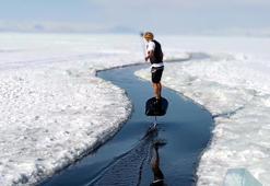 Buz kaplı Çıldır Gölü'nde nefes kesen sörf gösterisi