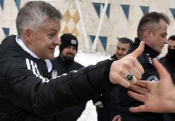 Sivas'a ulaşan Beşiktaş'ta Solskjaer'e Osmanlı tuğralı yüzük hediyesi